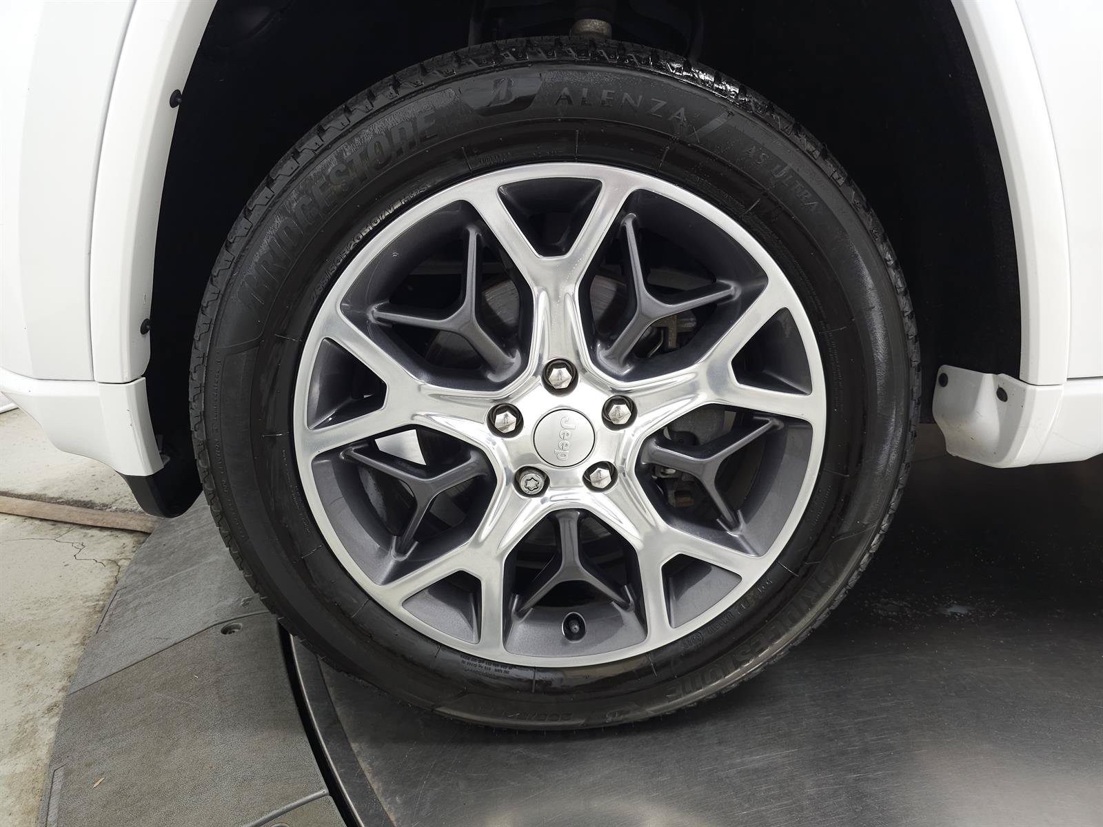 Used 2019 Jeep Grand Cherokee Overland AWD/4WD image 14
