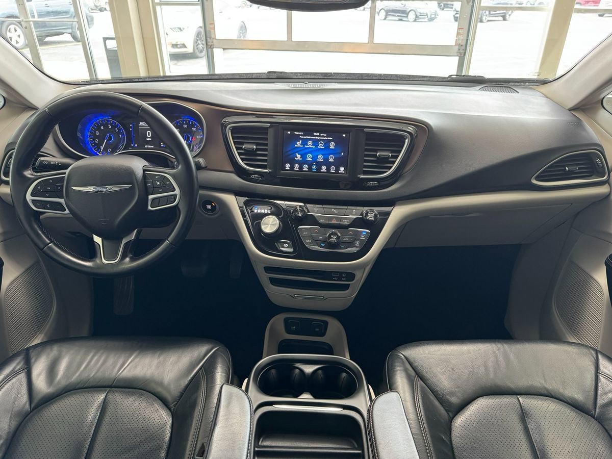 Used 2018 Chrysler Pacifica Touring-L FWD image 19