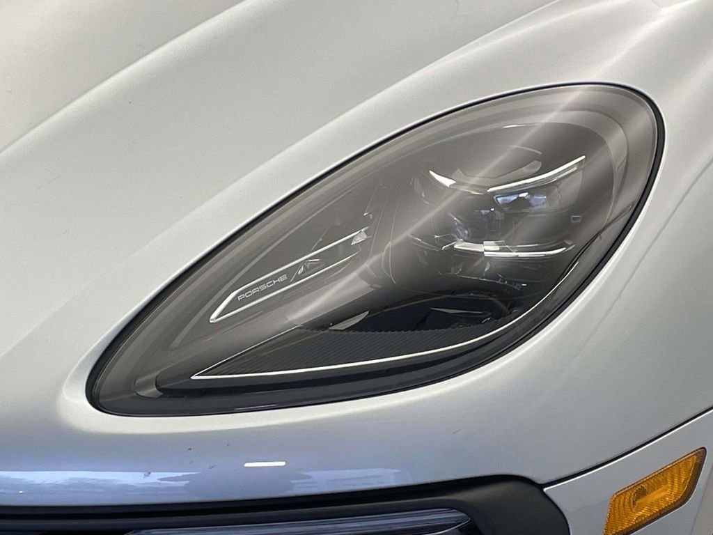 Certified 2022 Porsche Macan image 15