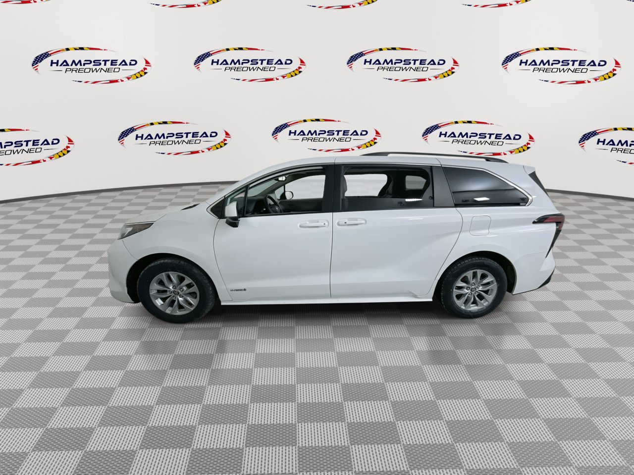 Used 2021 Toyota Sienna LE w/ LE Plus Package image 5