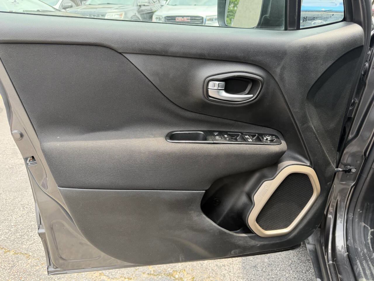 Used 2017 Jeep Renegade Latitude FWD image 8