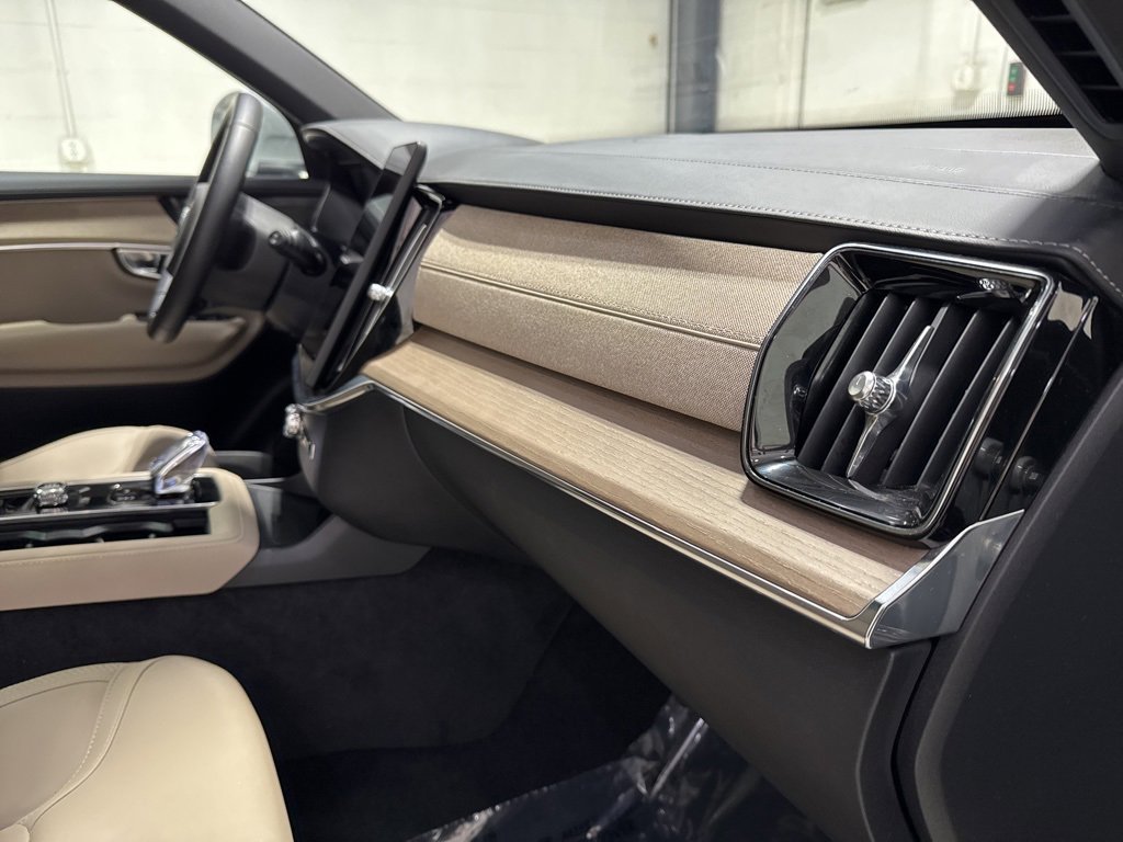 Used 2025 Volvo XC90 B6 Plus image 33