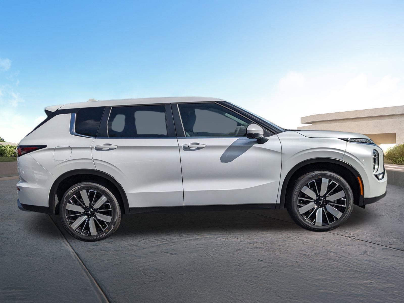 New 2025 Mitsubishi Outlander SE image 3