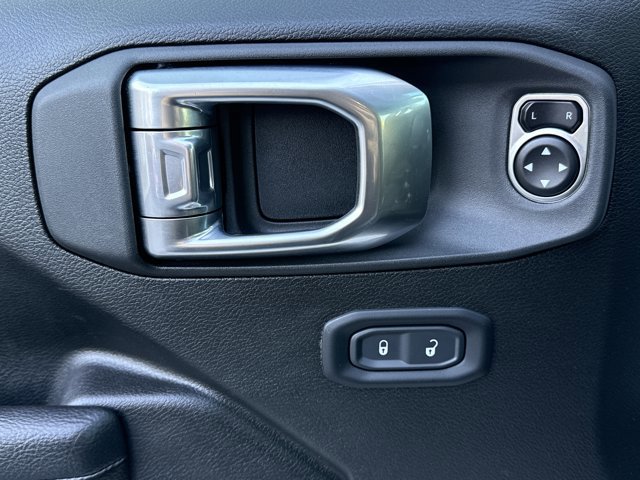 Used 2024 Jeep Wrangler Unlimited image 15