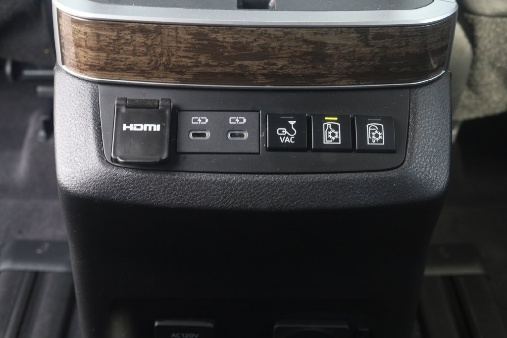 Used 2025 Toyota Sienna Platinum AWD/4WD image 33