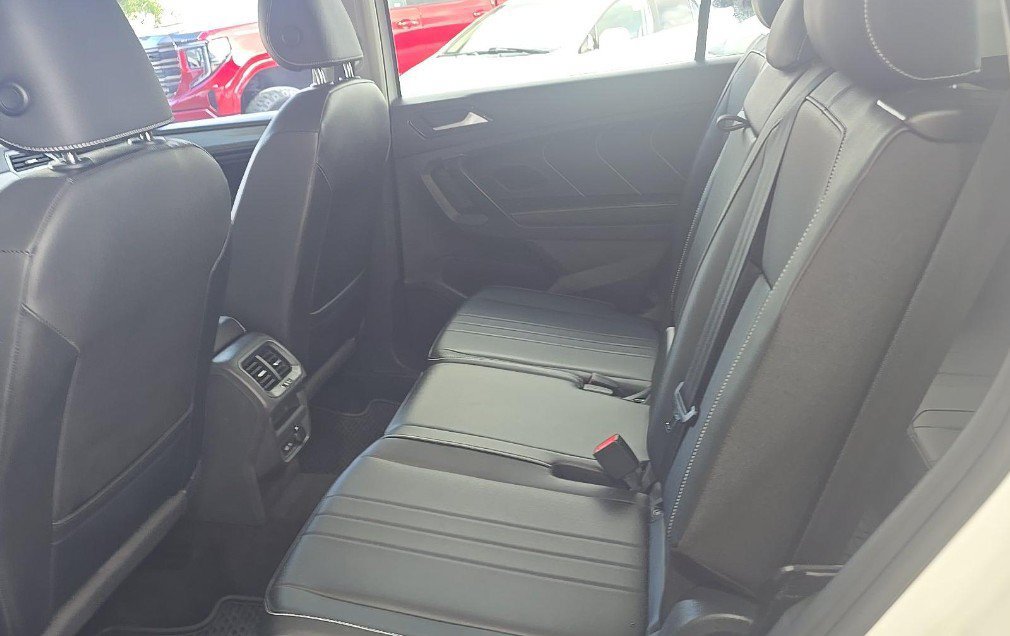 Used 2023 Volkswagen Tiguan SE w/ Panoramic Sunroof Package FWD image 7