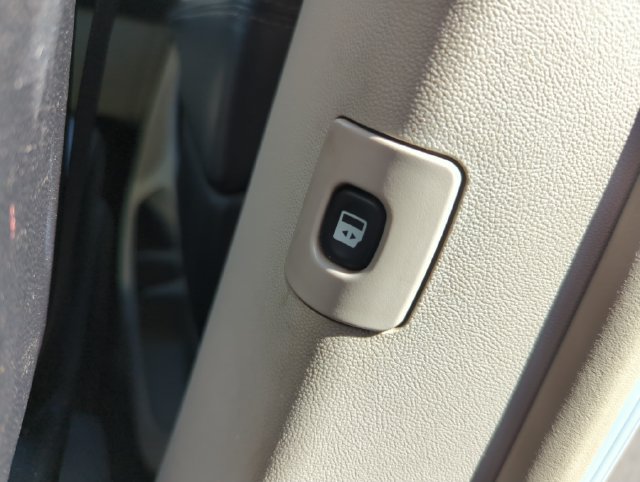Used 2016 Chrysler Town & Country Touring w/ Driver Convenience Group FWD image 17