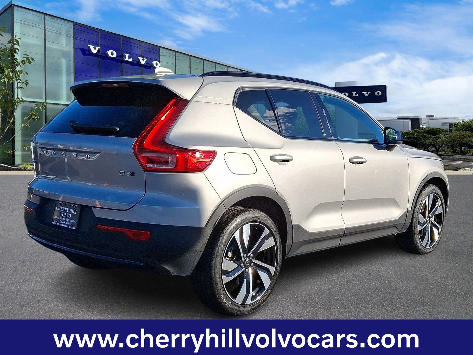 Certified 2025 Volvo XC40 B5 Plus image 7