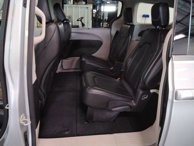 Used 2024 Chrysler Pacifica Touring-L image 10