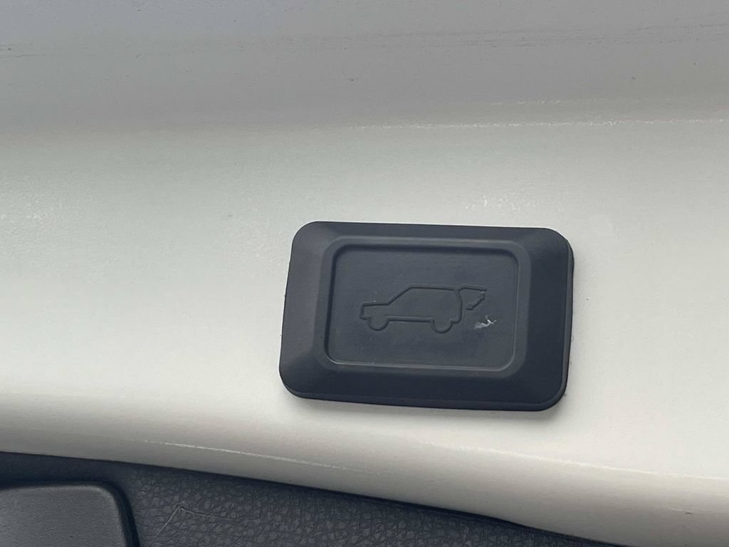 Used 2022 Toyota RAV4 XLE w/ Convenience Package FWD image 12