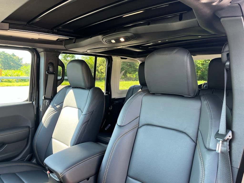 Used 2025 Jeep Wrangler Unlimited Sahara AWD/4WD image 14