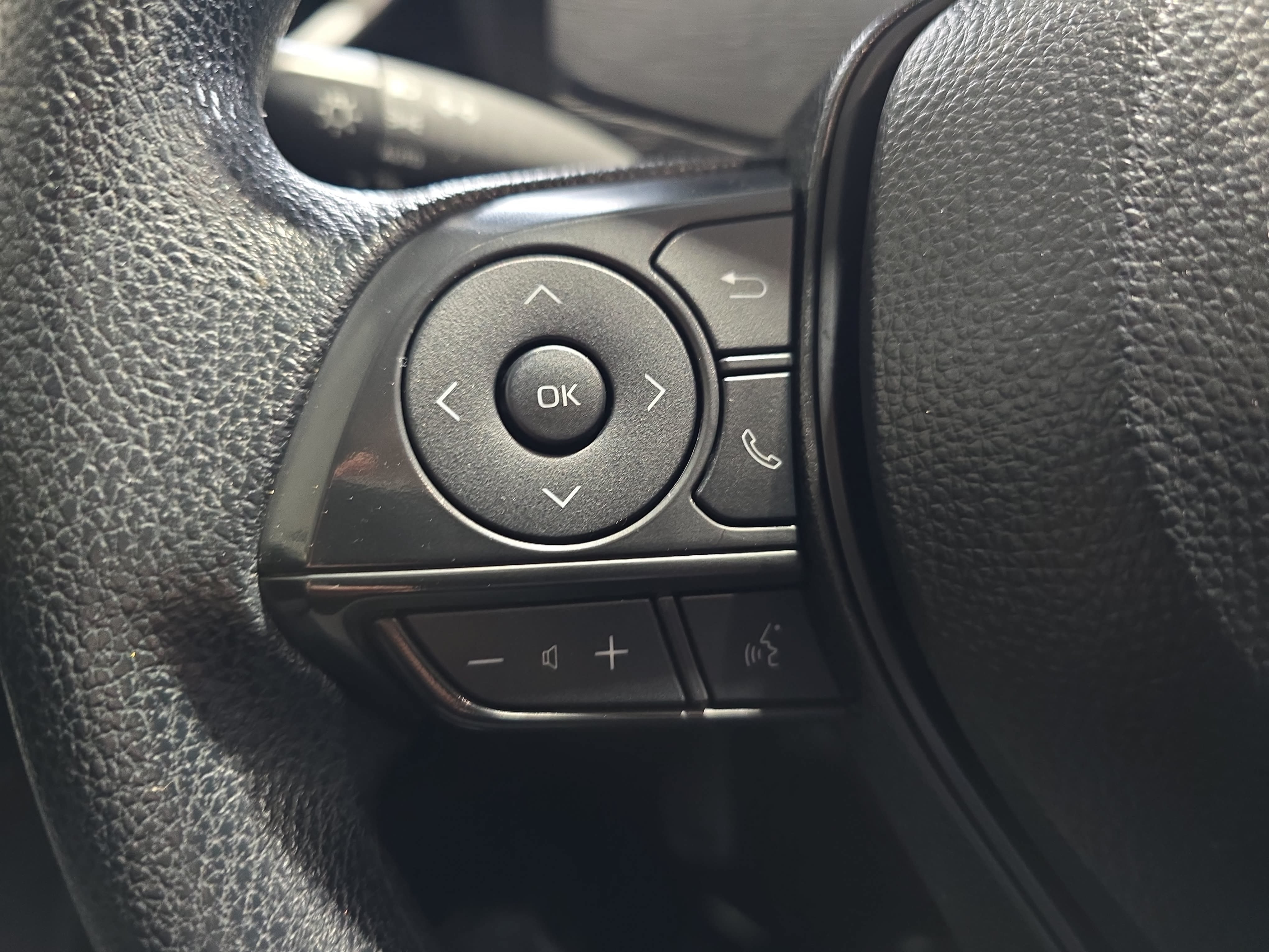 Used 2025 Toyota Corolla LE FWD image 17
