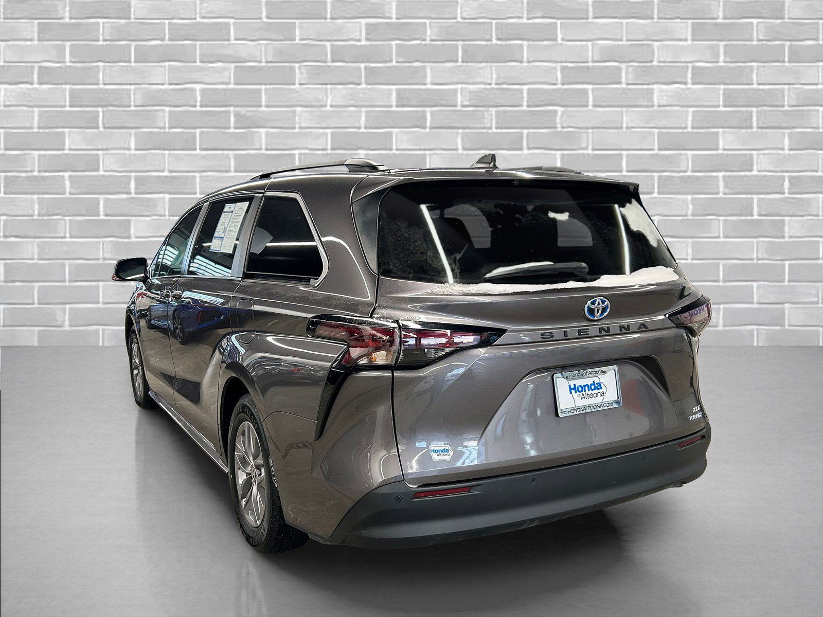 Used 2023 Toyota Sienna XLE image 3