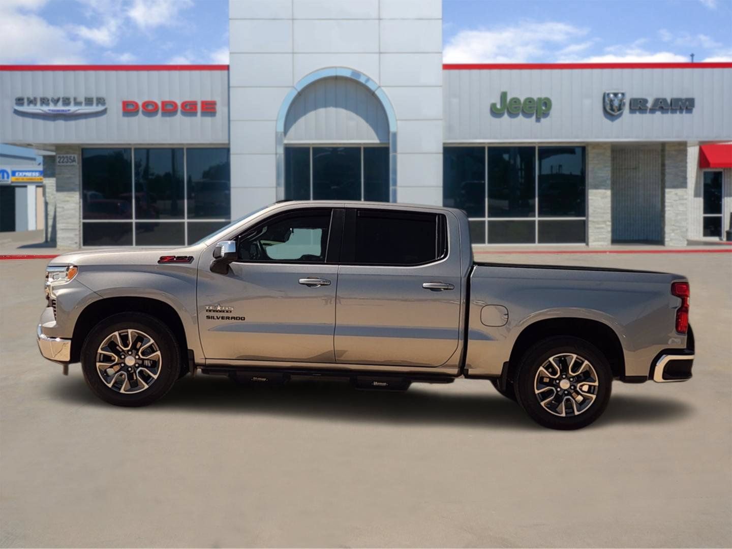 Used 2025 Chevrolet Silverado 1500 LT AWD/4WD image 3