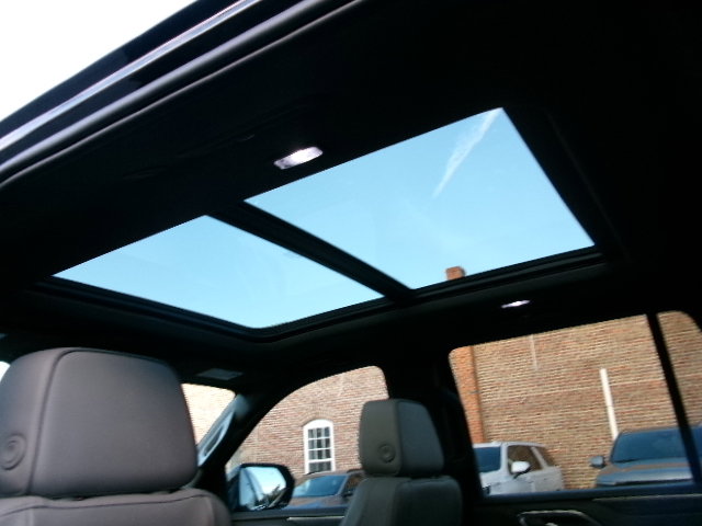 Used 2023 GMC Yukon SLT w/ SLT Premium Package image 18