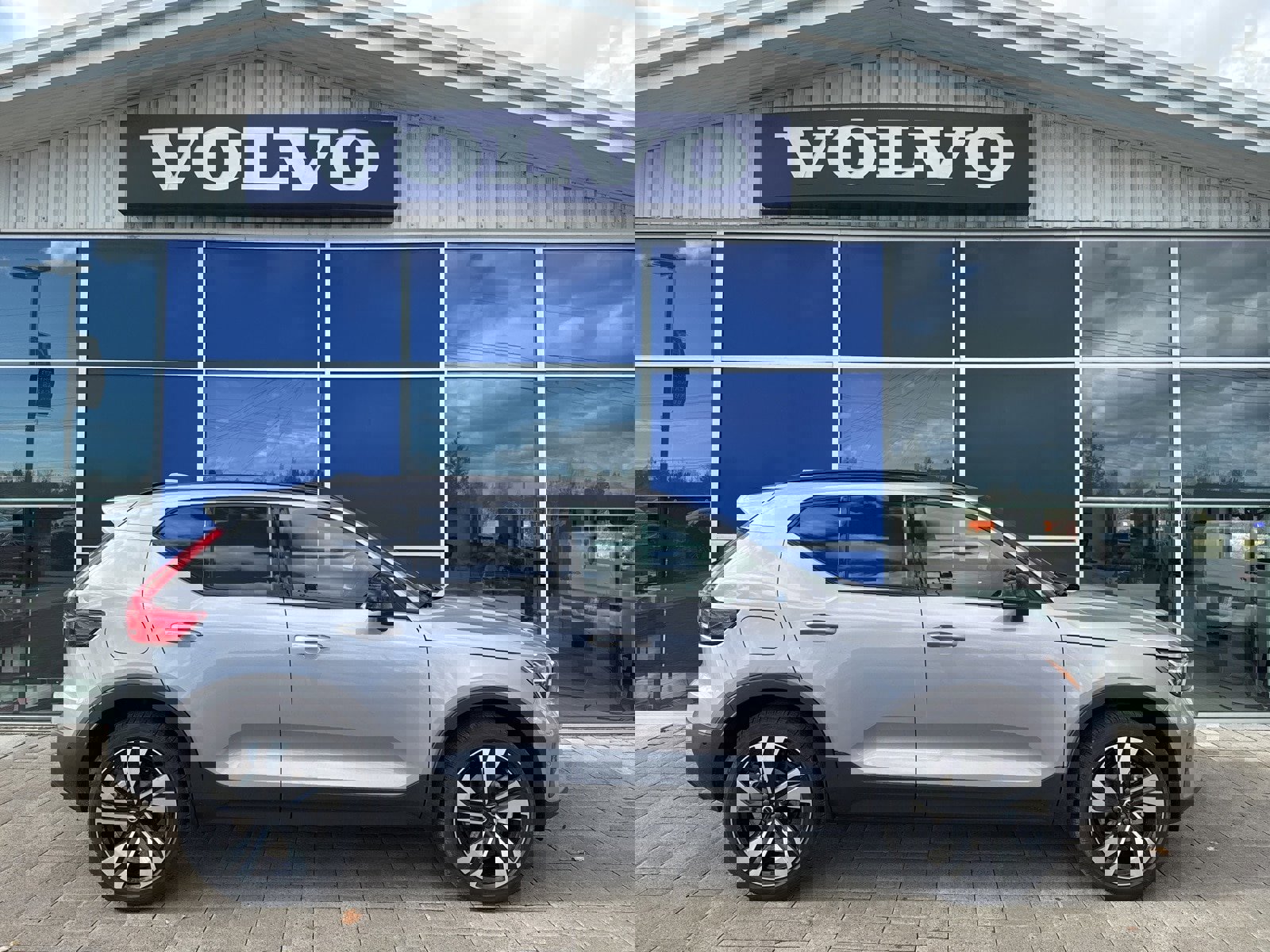 New 2026 Volvo XC40 B5 Ultra w/ Protection Package Premier image 7