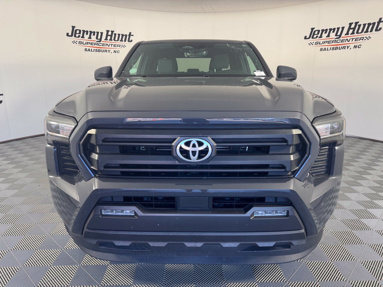 Used 2025 Toyota Tacoma SR5 AWD/4WD image 5