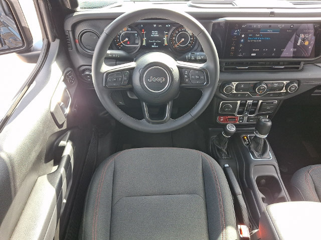 Used 2025 Jeep Wrangler Unlimited Rubicon AWD/4WD image 3