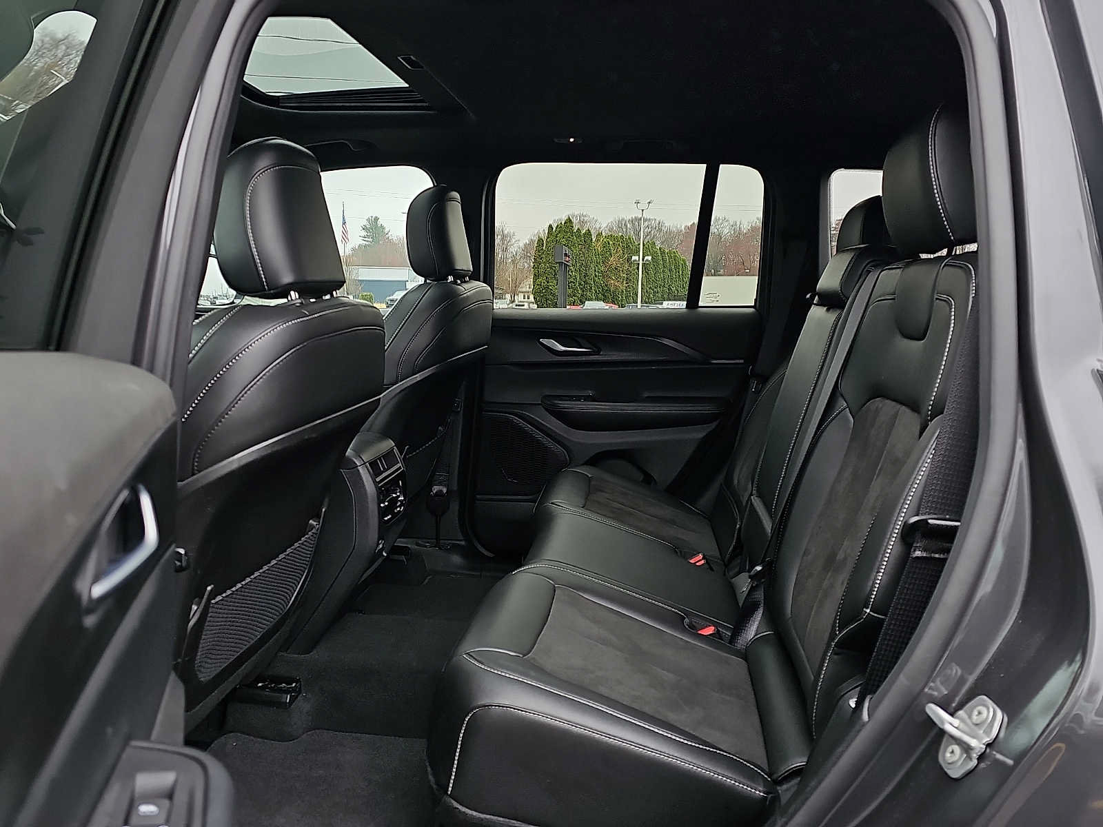 Used 2025 Jeep Grand Cherokee Altitude AWD/4WD image 10