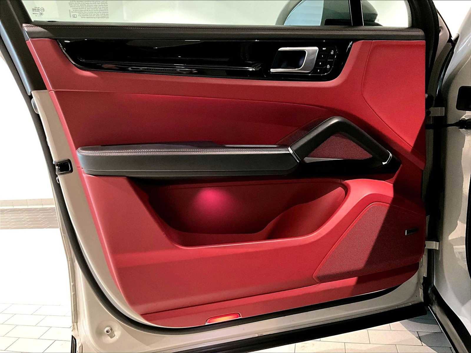 Used 2022 Porsche Cayenne S image 26