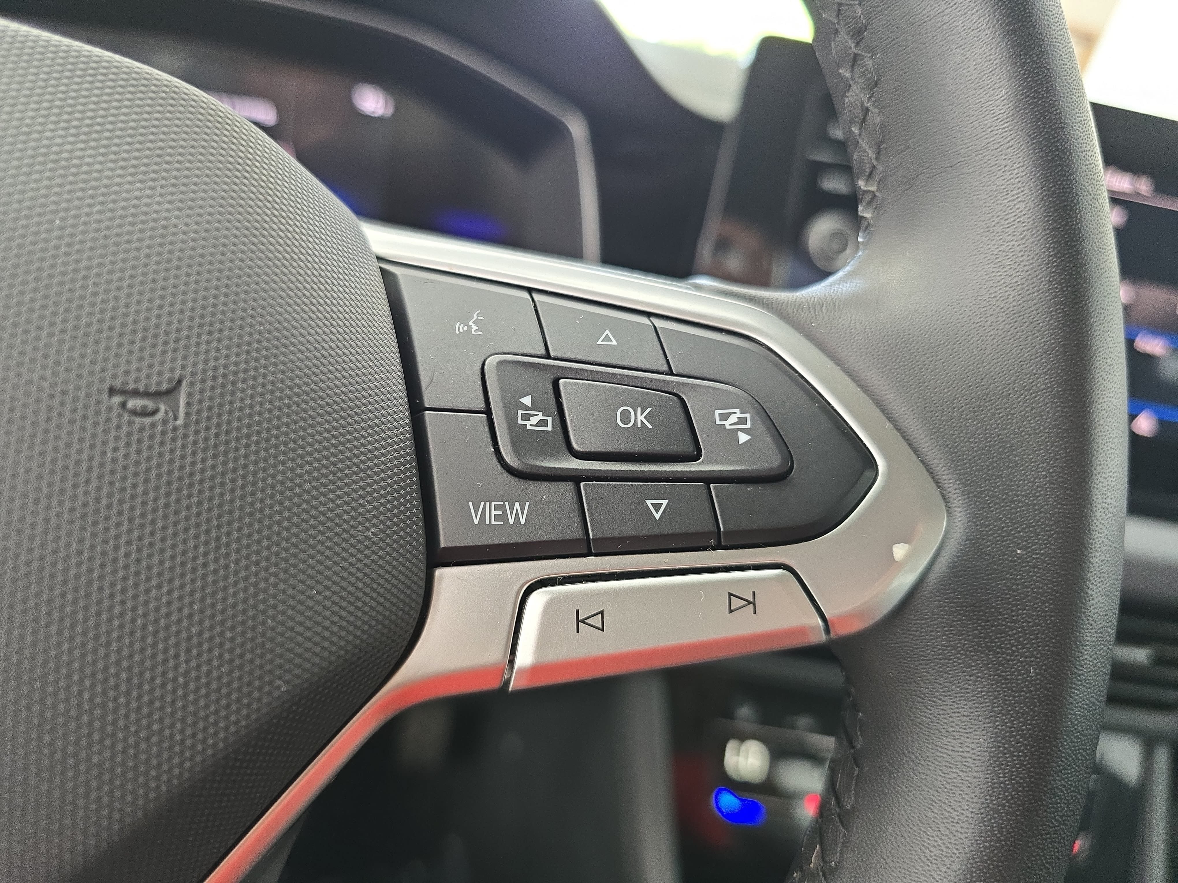 Certified 2025 Volkswagen Jetta SE FWD image 17