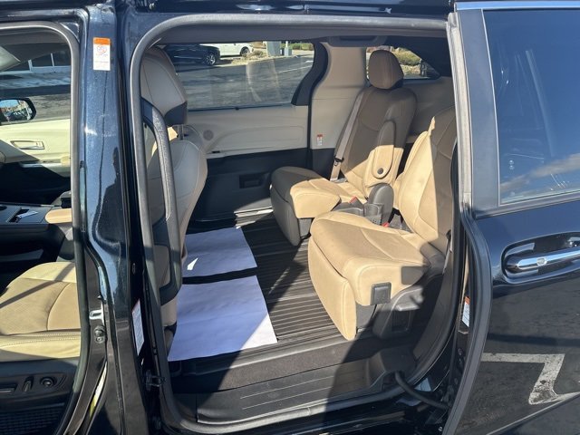 Used 2022 Toyota Sienna Limited image 16
