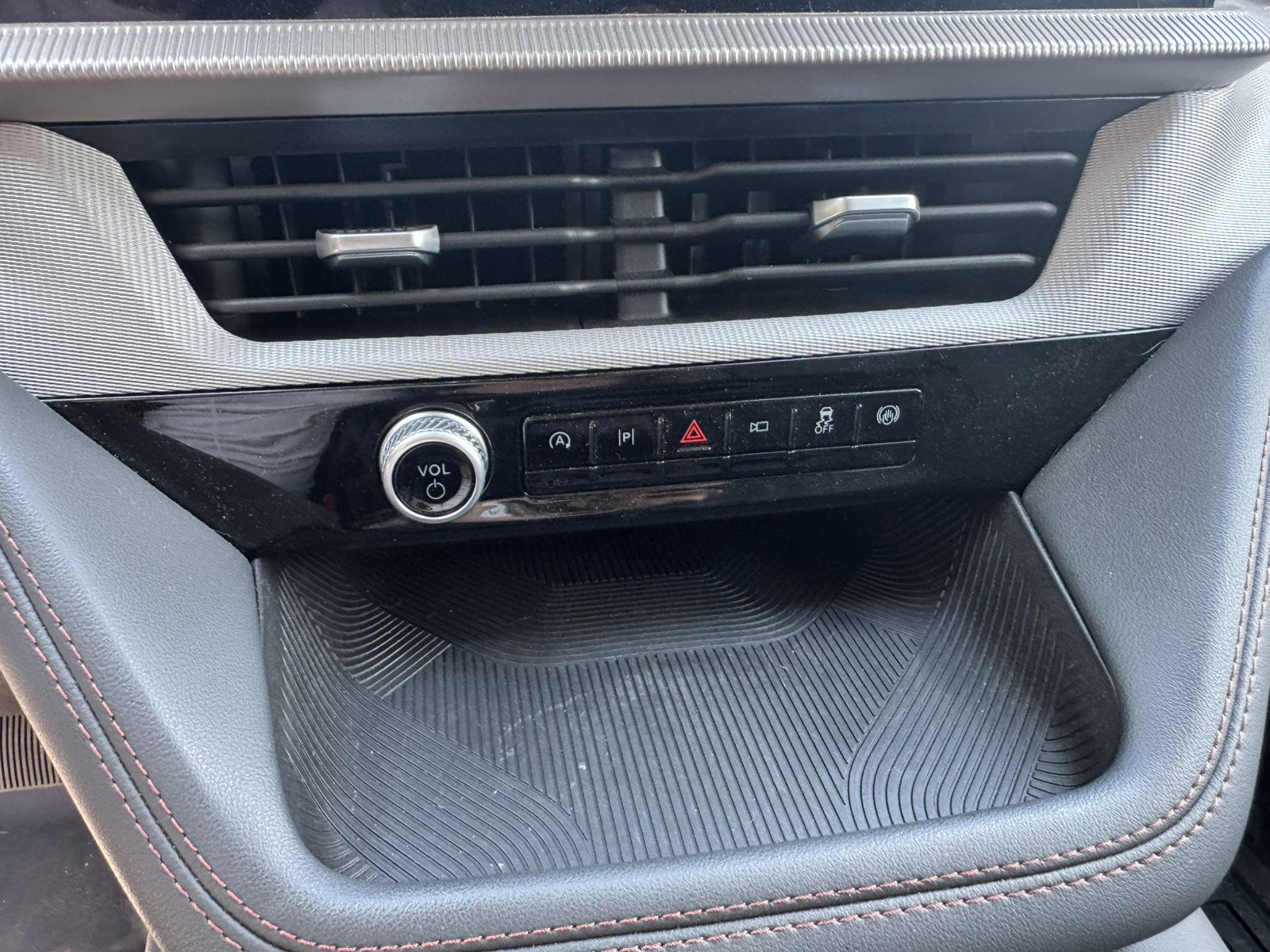 Used 2025 Ford Explorer Active w/ Active Comfort Package RWD image 32