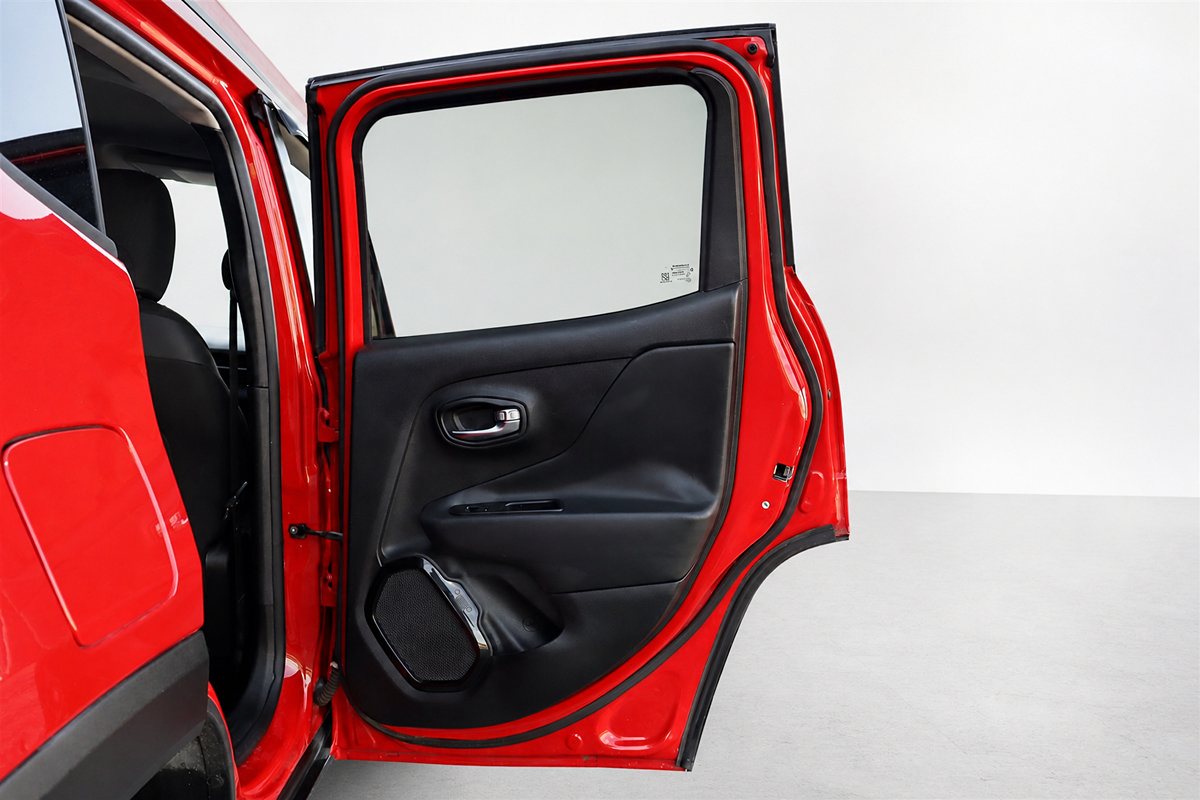 Used 2017 Jeep Renegade Altitude FWD image 13