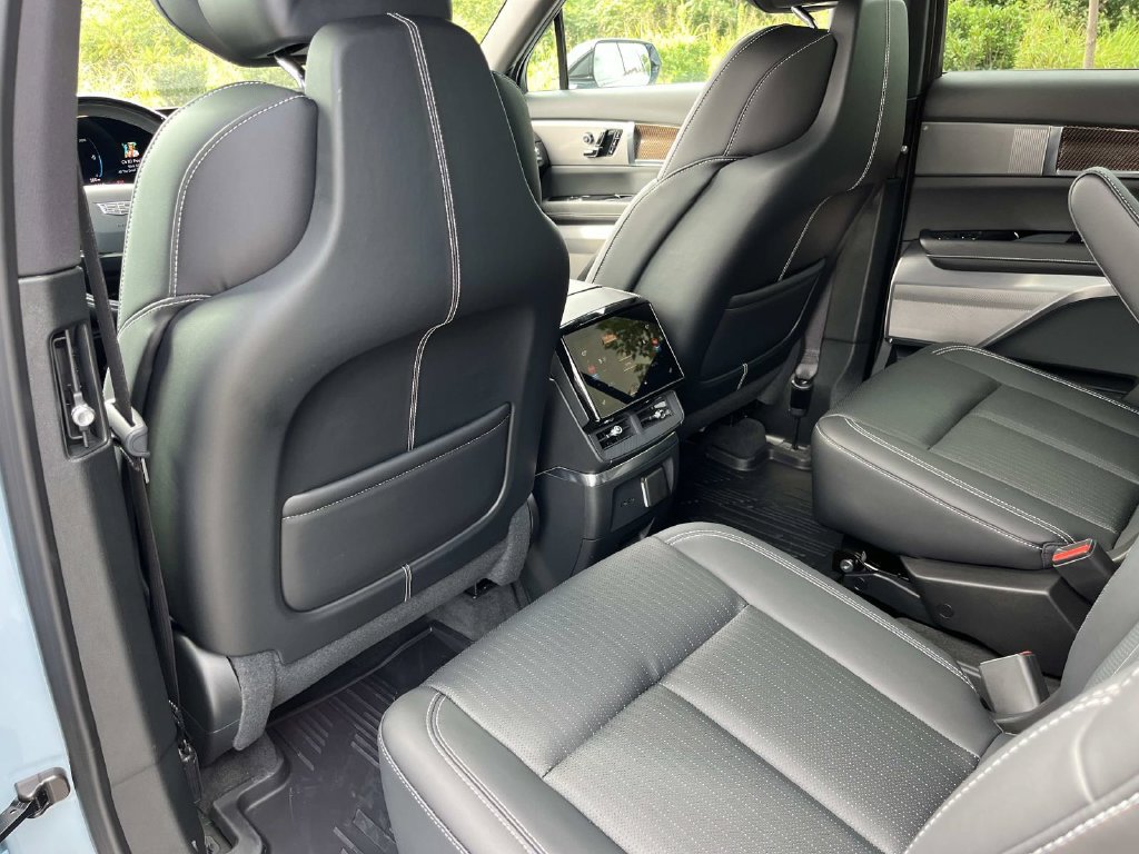 Certified 2026 Cadillac Vistiq Sport w/ LPO, Floor Liner Package AWD/4WD image 19