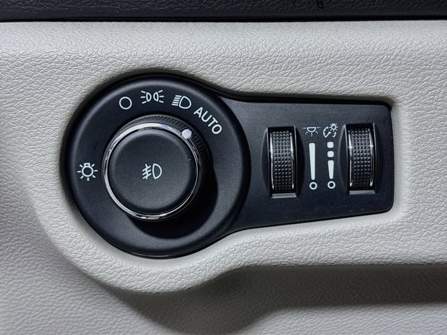 Used 2021 Chrysler Pacifica Touring-L FWD image 10