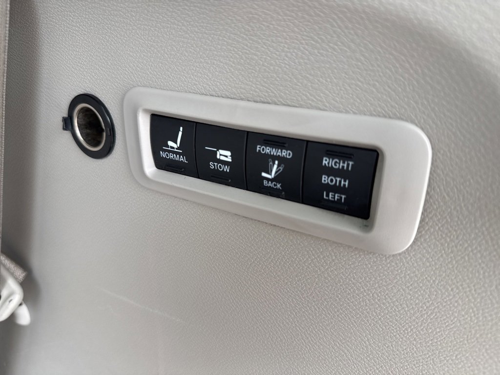 Used 2020 Chrysler Pacifica Limited image 11