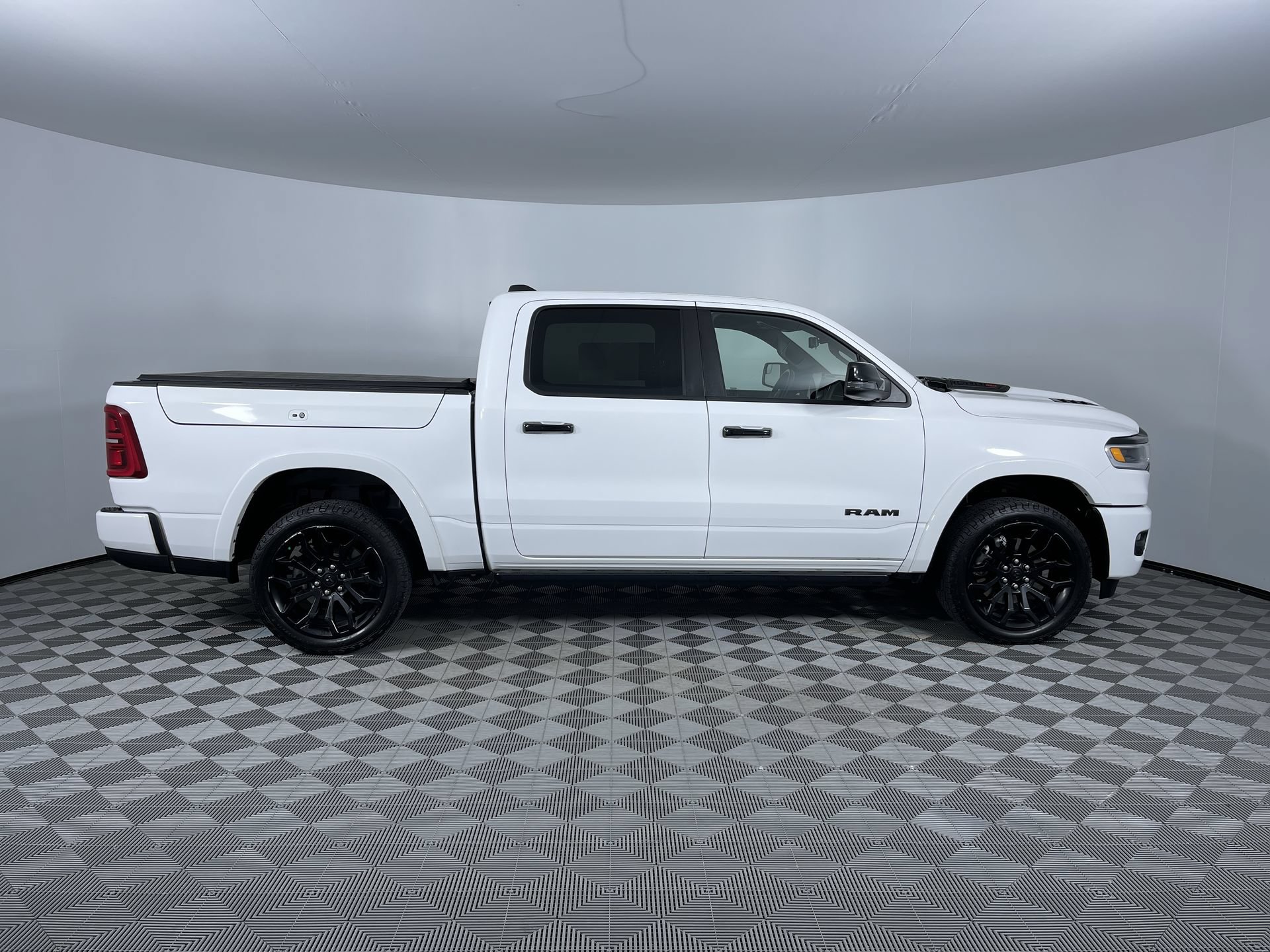 Used 2025 RAM 1500 Limited AWD/4WD image 10