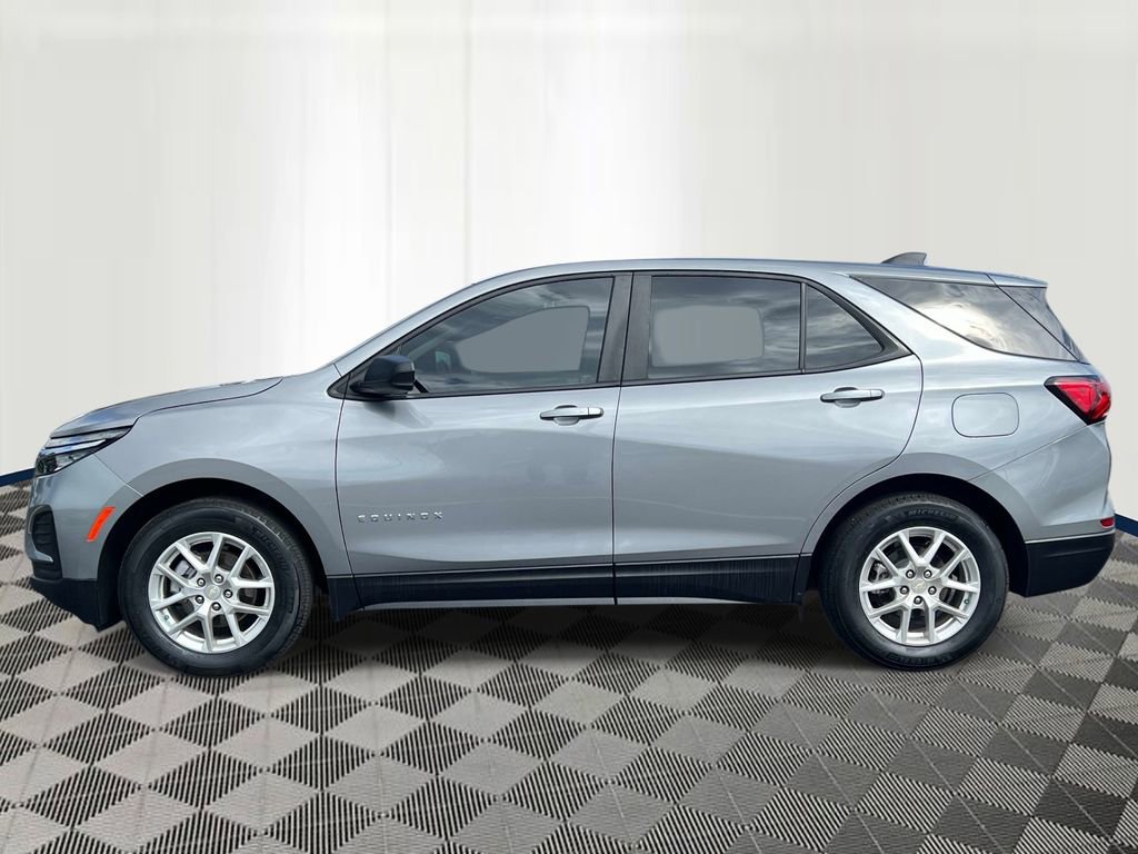 Used 2023 Chevrolet Equinox LS w/ LS Convenience Package FWD image 2