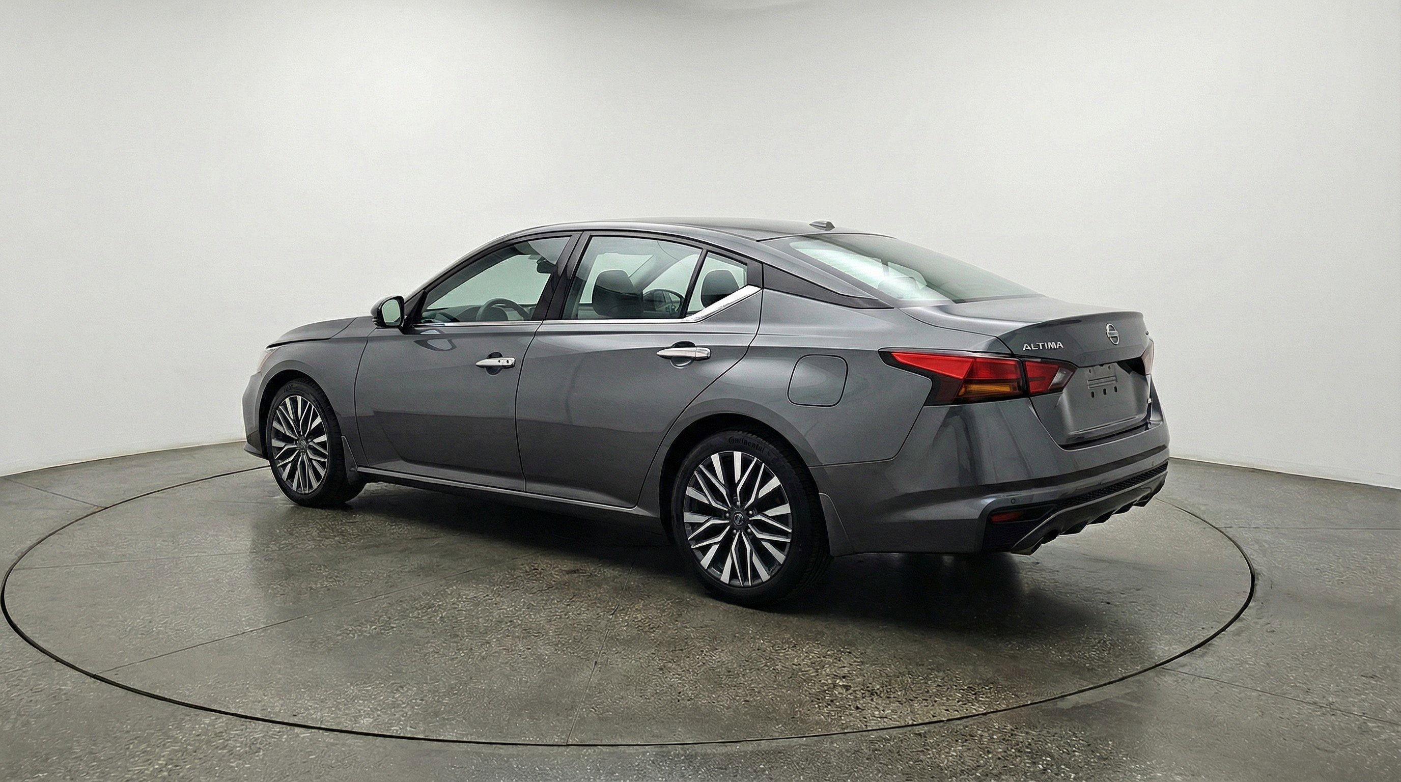 Used 2025 Nissan Altima 2.5 SV FWD image 6