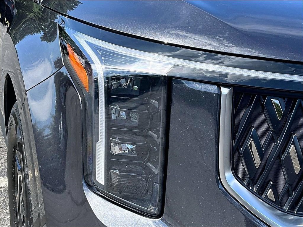 Used 2025 Kia Carnival FWD image 34