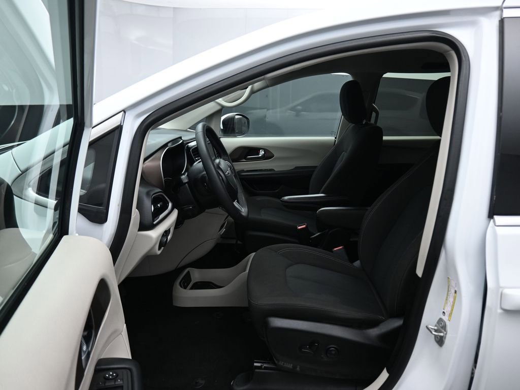 Used 2023 Chrysler Voyager LX image 11