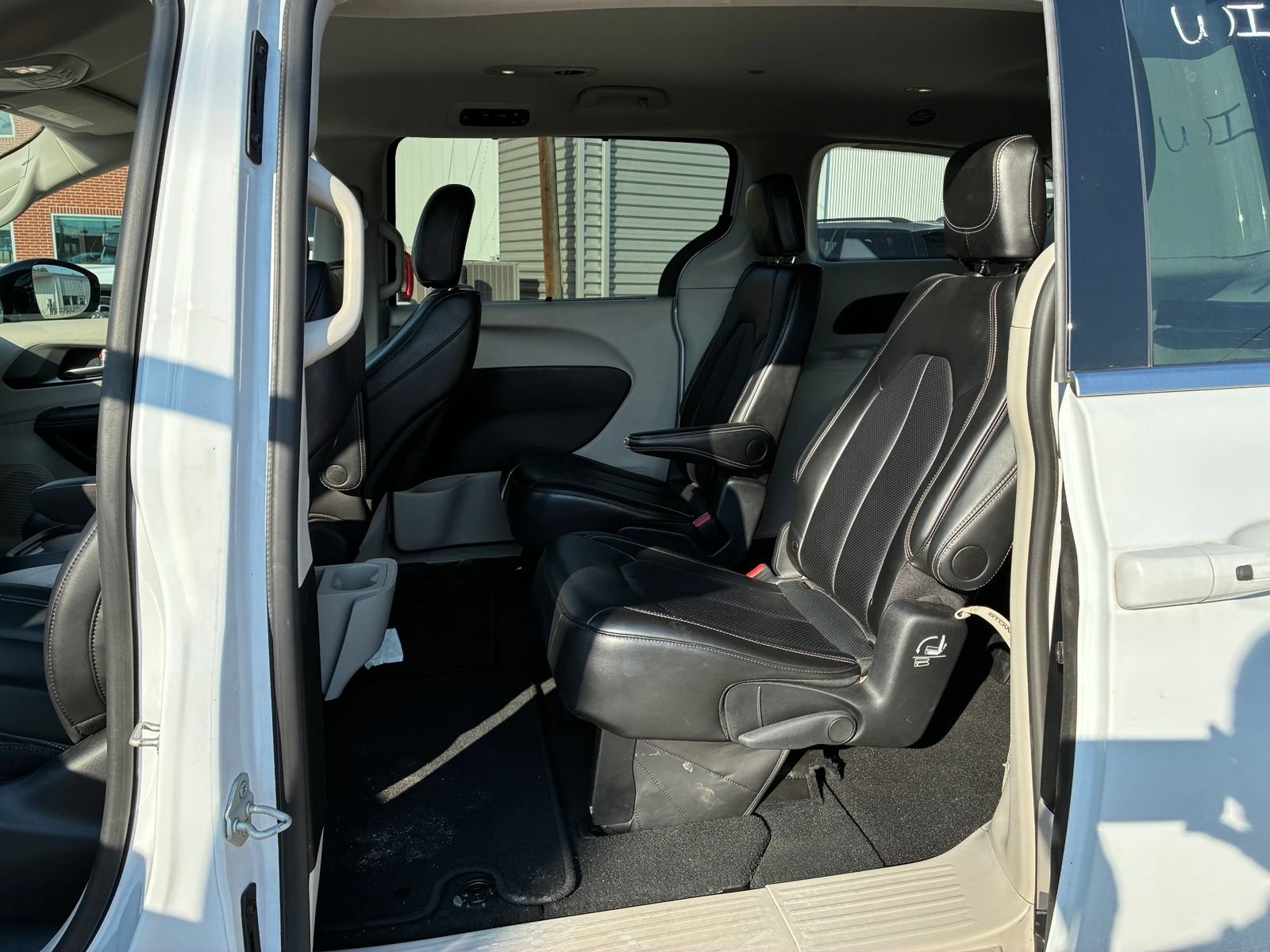 Used 2024 Chrysler Pacifica Touring-L FWD image 3