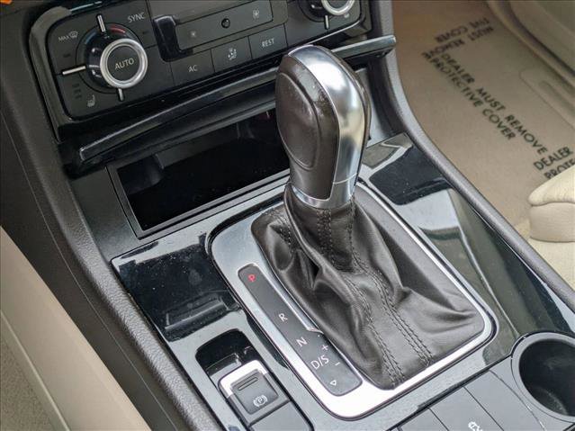 Used 2013 Volkswagen Touareg Sport image 21