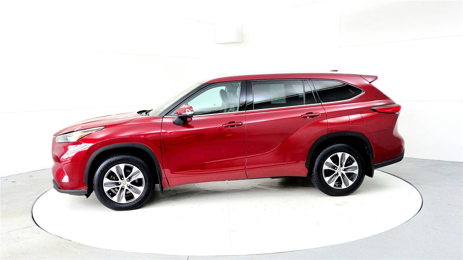 Used 2020 Toyota Highlander XLE image 3
