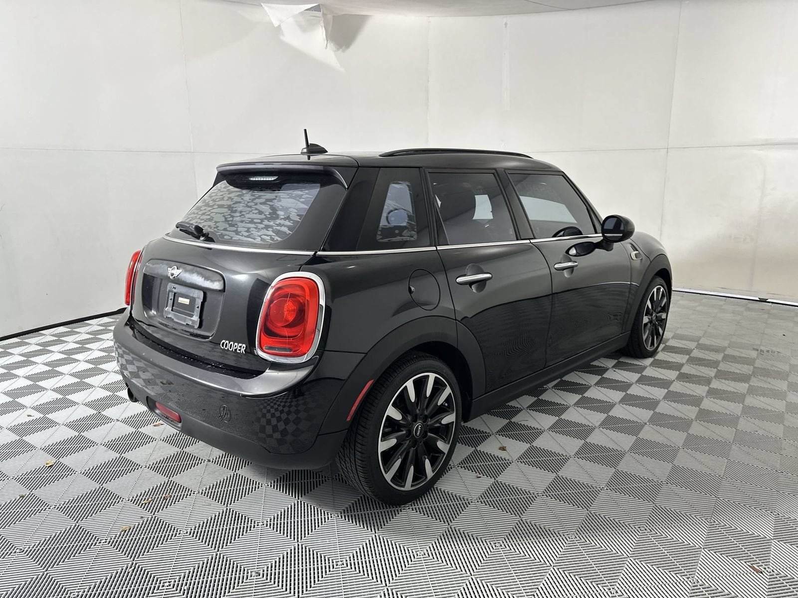 Used 2016 MINI Cooper 4-Door Hardtop FWD image 8