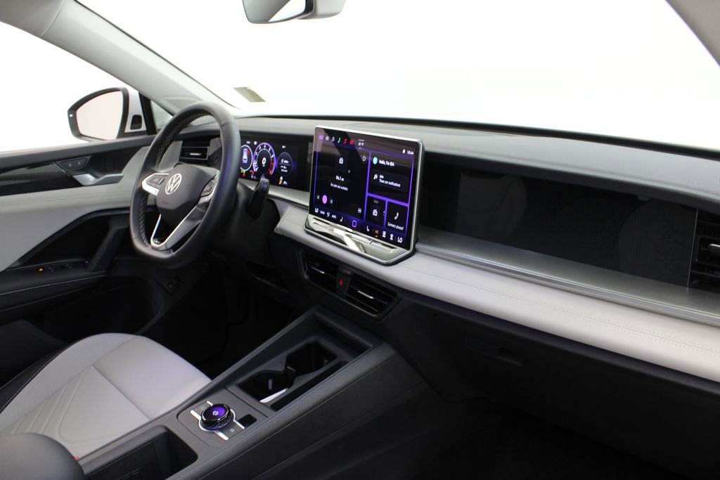 Certified 2025 Volkswagen Tiguan SE image 24