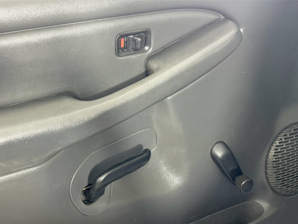 Used 2004 Chevrolet Silverado 2500 W/T RWD image 15