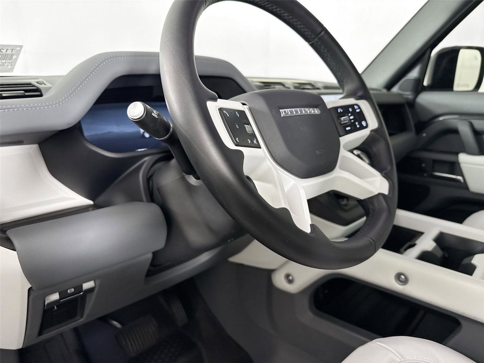 Used 2025 Land Rover Defender 110 X-Dynamic SE image 4