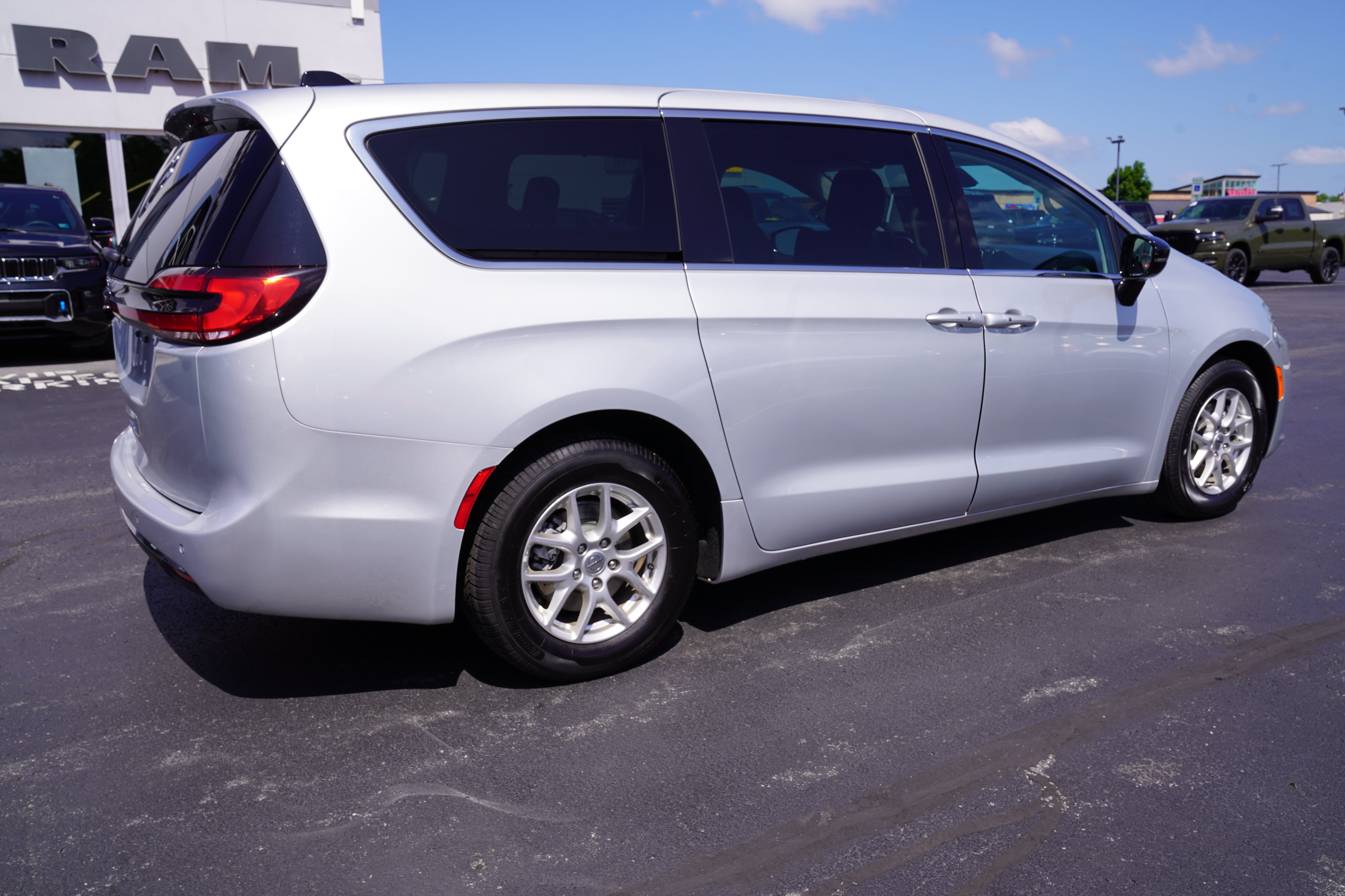 Used 2024 Chrysler Pacifica Touring-L FWD image 3
