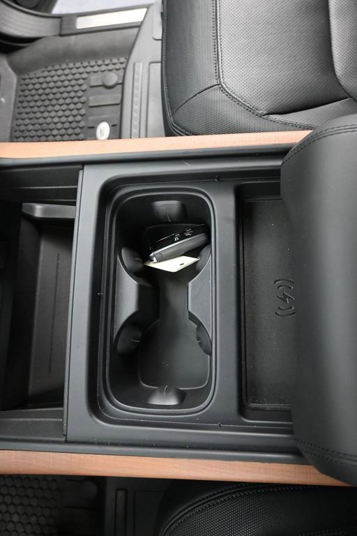 Used 2023 Land Rover Defender 130 X-Dynamic SE image 20