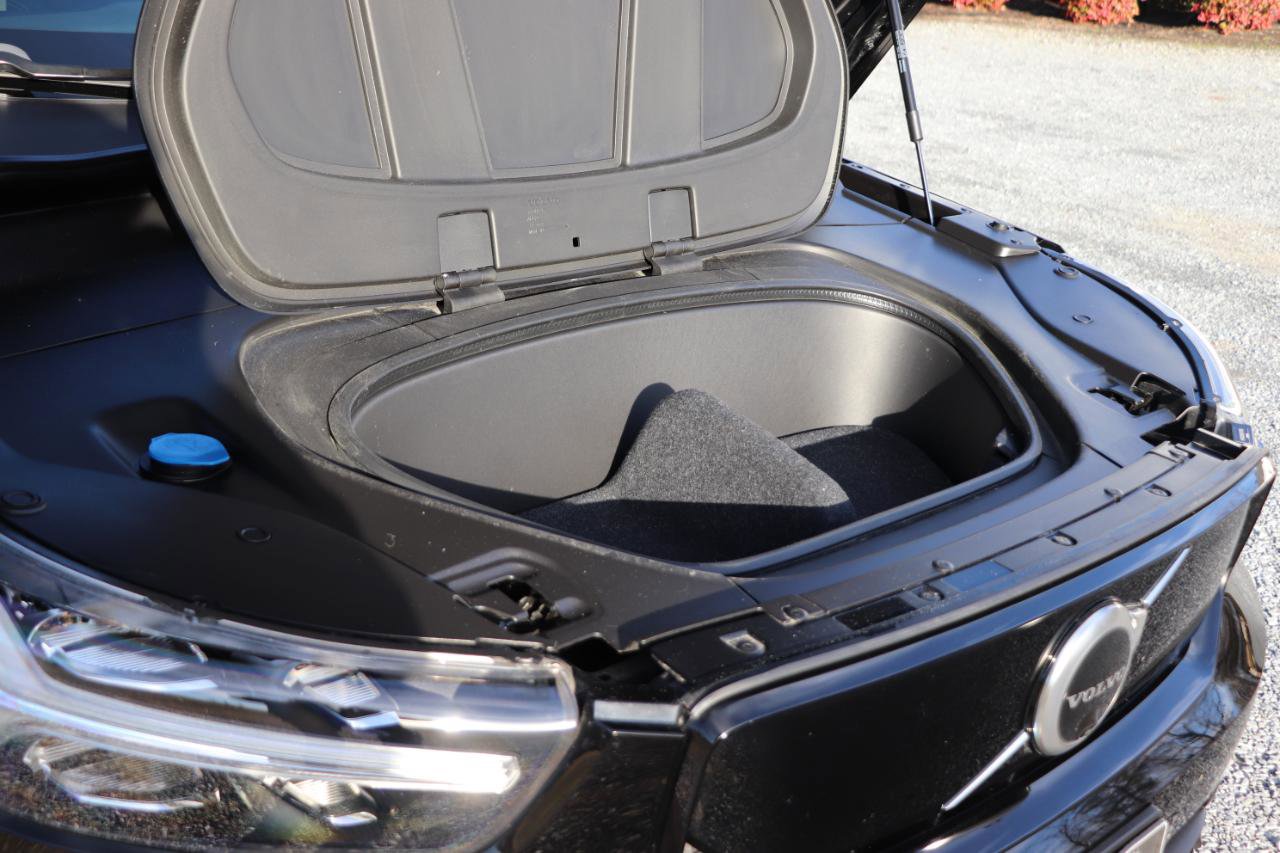 Used 2022 Volvo XC40 P8 Recharge Plus image 3