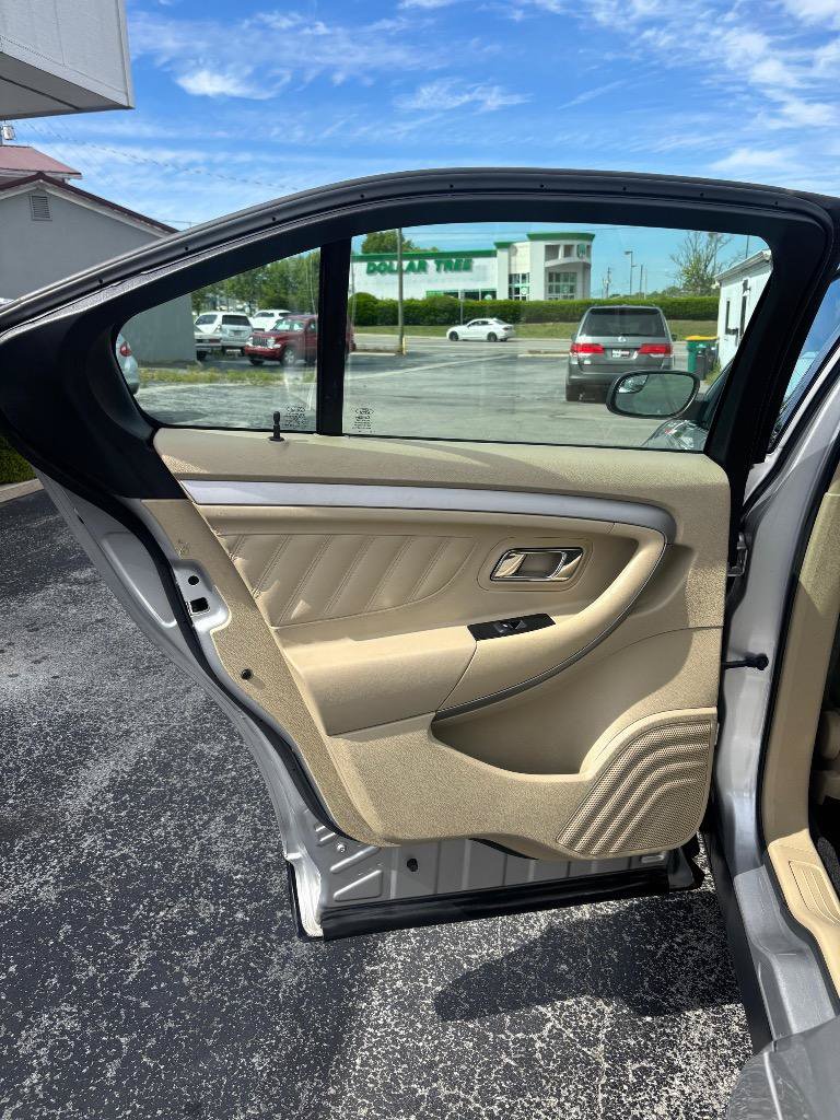 Used 2018 Ford Taurus SE FWD image 23