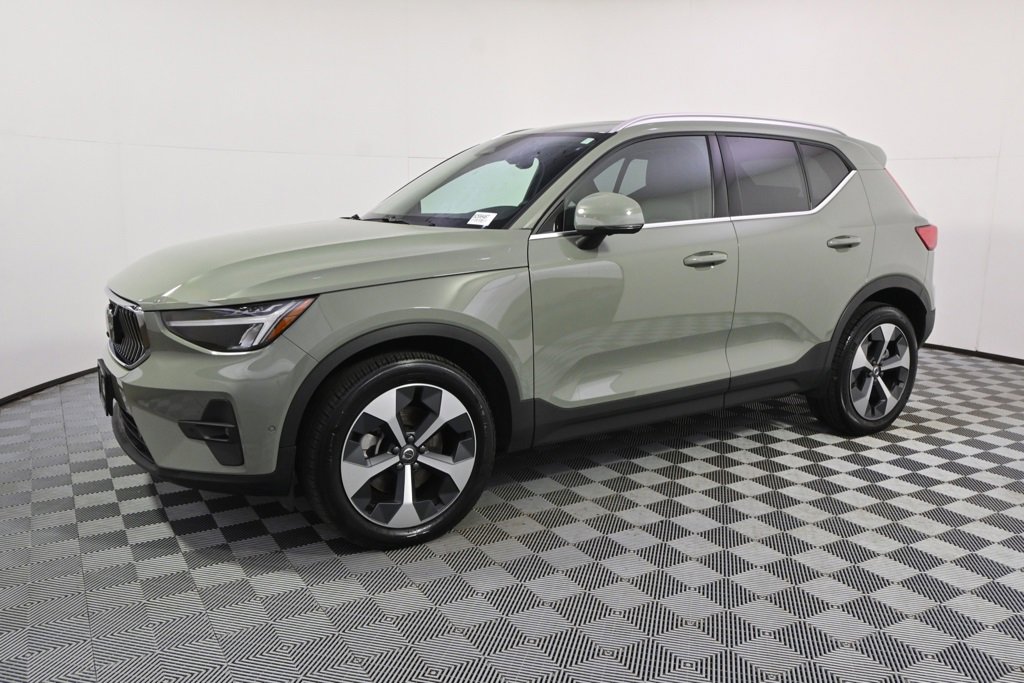 Used 2025 Volvo XC40 B5 Plus image 2