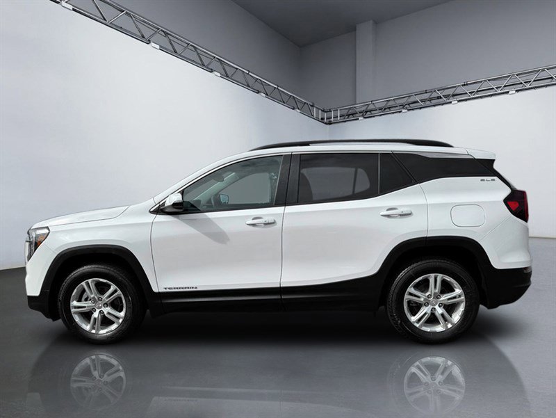 Used 2022 GMC Terrain SLE w/ Driver Convenience Package image 2