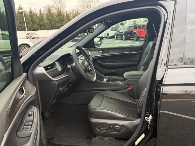 New 2025 Jeep Grand Cherokee Limited w/ Black Appearance Package AWD/4WD image 16